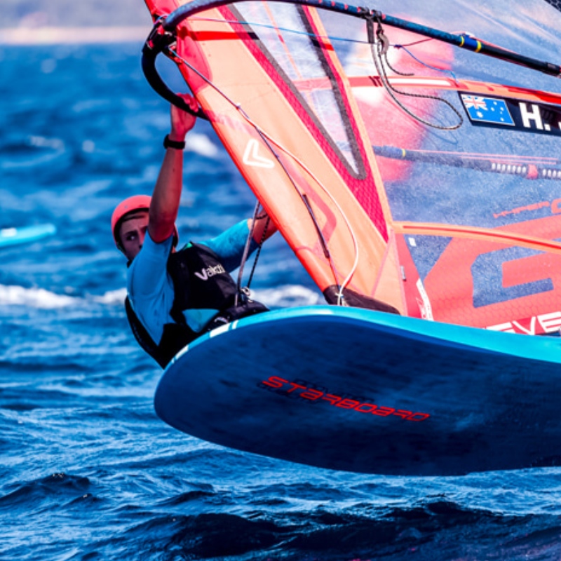 การสกัดกั้นครั้งแรกบนอุปกรณ์ IQFoil ของ Windsurfing